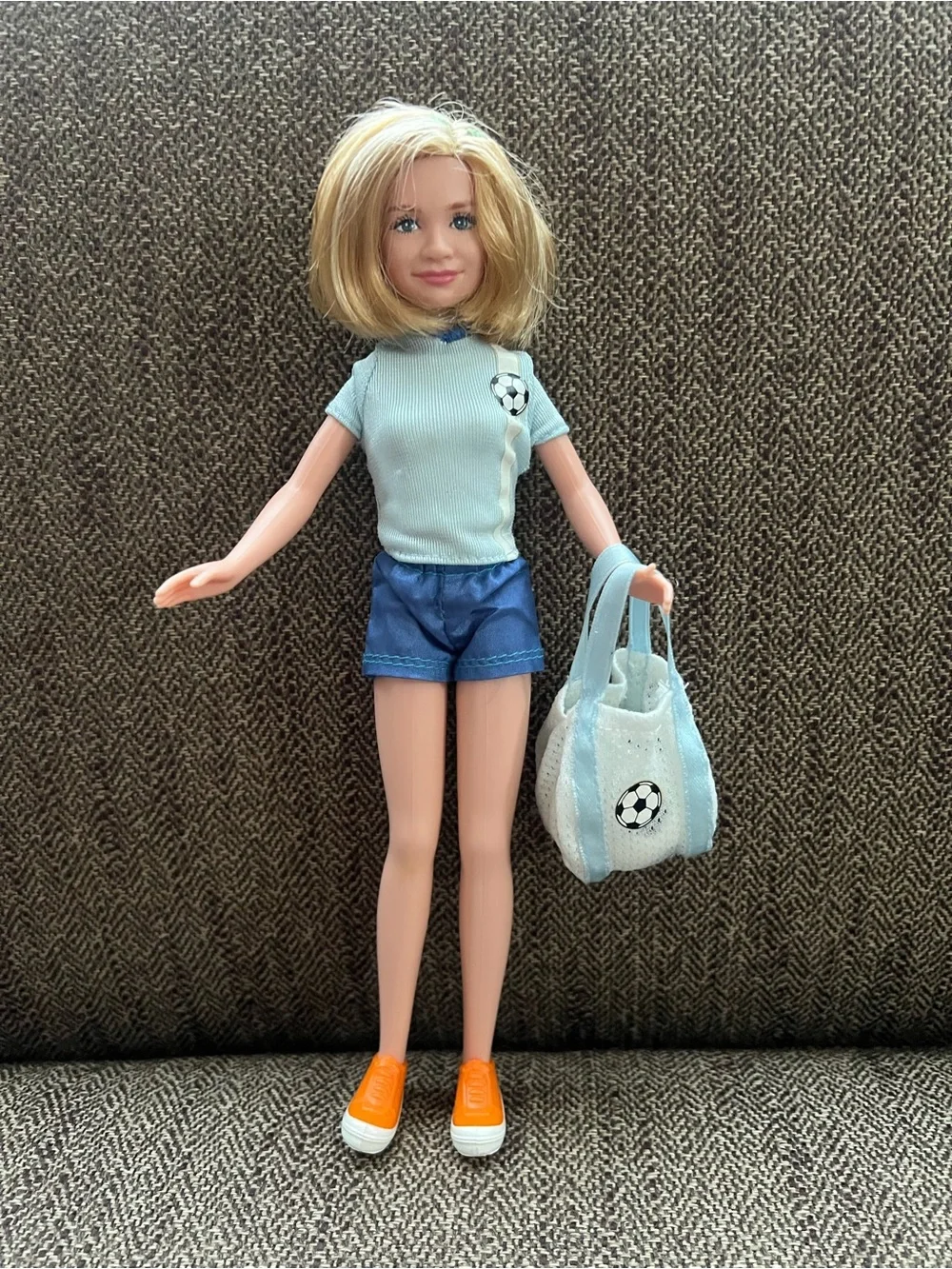 1999 Ashley Olsen Doll wearing soccer outfit.